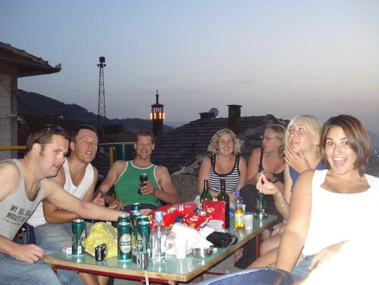 Wir feierten, so meine ich mich noch zu erinnern, einen Geburtstag. War aber auch egal, gefeiert wurde auch ohne dringlichen Grund.
Die Bleibe war nicht ohne Überwindung einiger Höhenmeter zu erreichen,  die Aussicht von der Terasse ueber die Dächer Sarajevos ließ aber nichts bereuen.