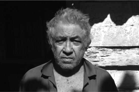 alter Mann auf dem Land