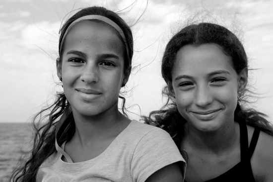 zwei junge Mädchen am Malecon in Havanna