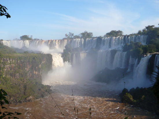 Man sieht, dass zur Zeit viel Wasser im Fluss ist.