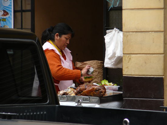 Hunger? Halbes Schwein am Strassenrand