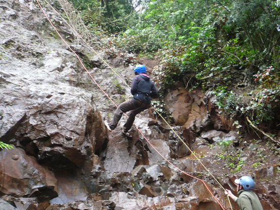 Abseiling, es heisst wirklich so unter erschwerten Bedingungen..
Dann ging es mit dem Boot noch auf dem Rio Iguazu zum Dreilaendereck; wo wir mit dem Boot Argnetinien, Brasilien und Paraguay kreuzten.