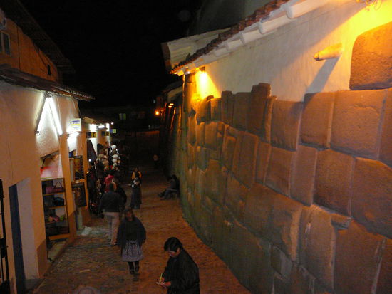 Die Strasse vor unserem Hotel am Abend