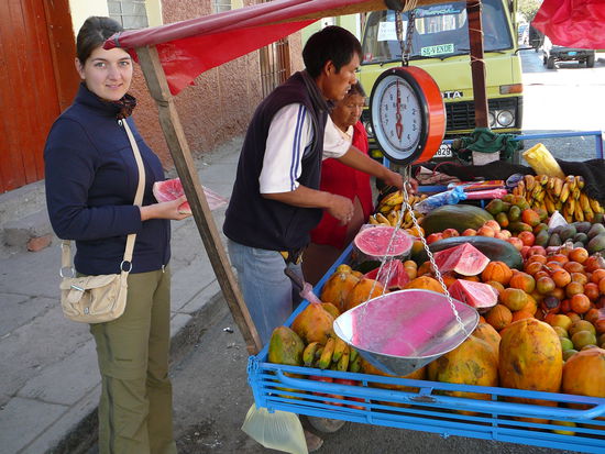 Michaela versorgt sich mit Melone. Man beachte die Papaya. Lecker.