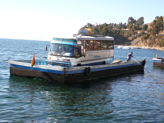 Unser Bus schwmmt ueber den Titicacasee!