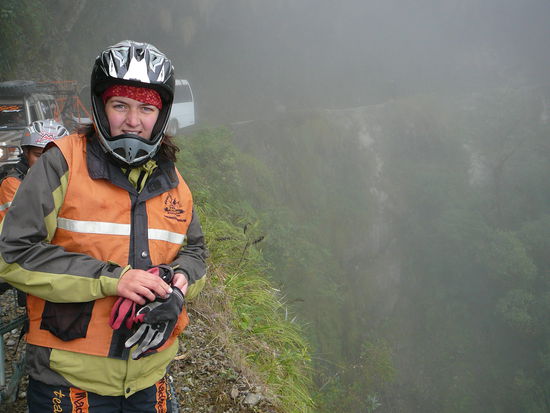 Michaela im Nebel, am Abgrund, in den frueher so einige Busse abgestuerzt sind. Im Hintergrund die Begleitfahrzeuge.