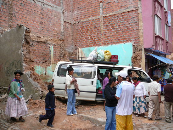 Falsch geparkt? - Nein, hier haelt der Bus, bis er voll ist und wieder losfahren kann.