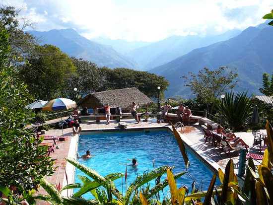 Unser Pool, im Hintergrund die Yungas.