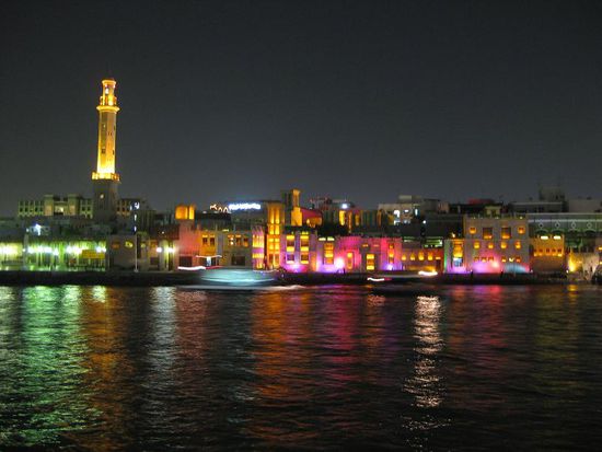 nighlife in dubai, aber eig kann davon nicht die reden sein...in supermarkt gabs nichmal alkohol un wir ham keine einzige bar in gaz dubai gefunden, also definitiv keine stadt fuer uns