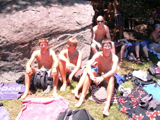 alle denzlinger sonnen sich gemeinsam im botanic garden und warten den ganzen tag auf ein 15 minuetiges feuerwerk