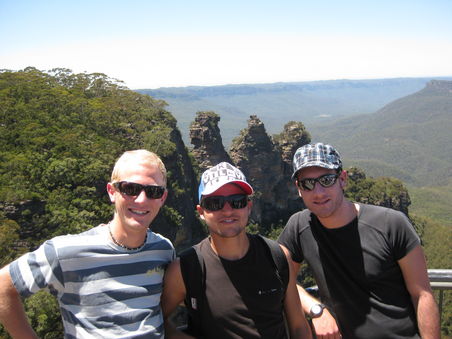 die three brothers vor den three sisters