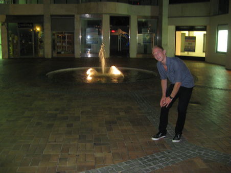 der verhaengnissvolle sprung in einen springbrunnen (szene nachgestellt)