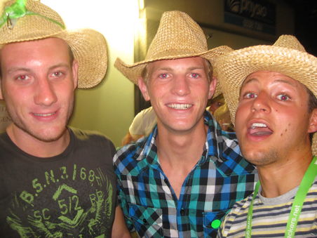 2ter clubcrawl in surfers und der kampf um die strohhuete