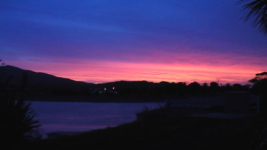 aussicht auf einen sonnenuntergang aus meinem genialen hostel im surferort raglan