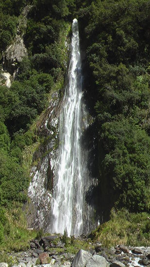thunder falls im haast valley