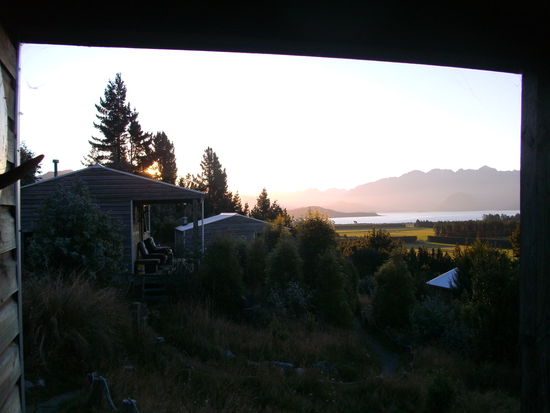 aussicht auf lake manapouri aus unserem super hostel