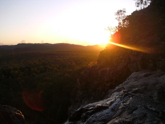 sonnenuntergang vom gipfel eines wasserfalls
