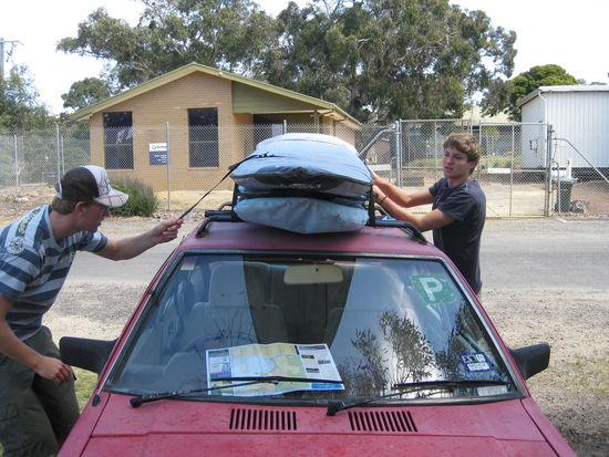 packen der frisch gekauften wellenbretter