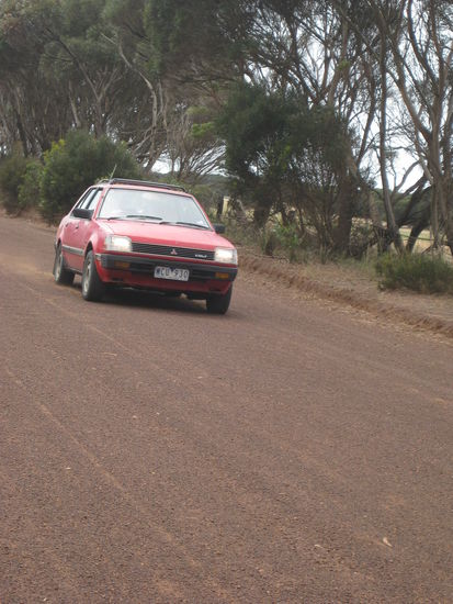 selbst auf australien rally aehnlichem untergrund schlaegt sich die red rocket tapfer