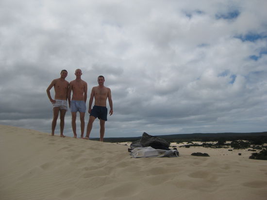 wir 3 in der little sahara, nur das wetter ist in der original wueste wohl anders...