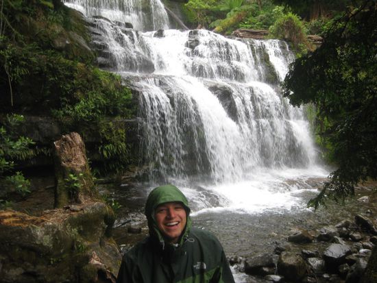 addi lacht ueber einen von 100 tasmanischen wasserfaellen...
