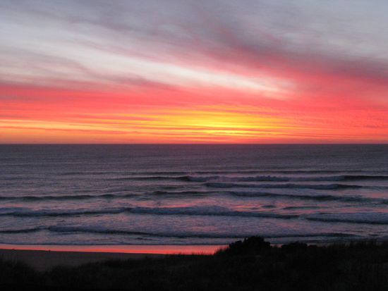 sonnenuntergang und wellen wie in einem surfertraum