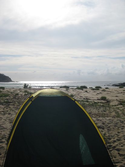 sehr frueh aufstehen, neopren anziehen, 20m laufen und ab in die wellen...surferleben!