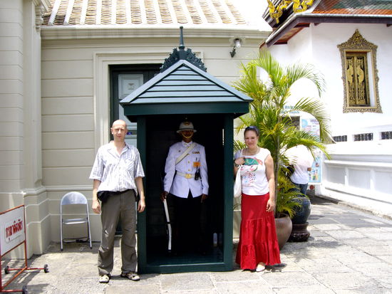 Stramm stehen vorm Koenigspalast