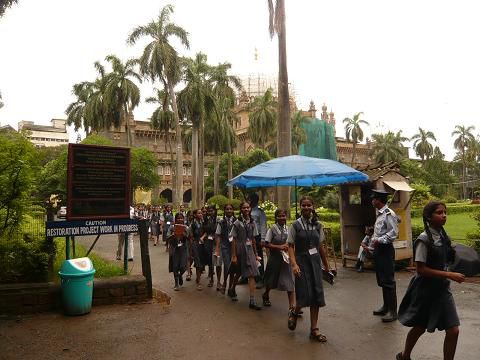 Die Schulkinder vor dem Prince of Whales Museum in Mumbai. Alle ganz brav und anstaendig!