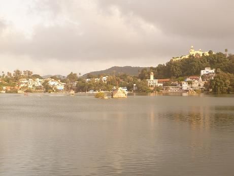 Nakki See, dahinter die Stadt Mount Abu.