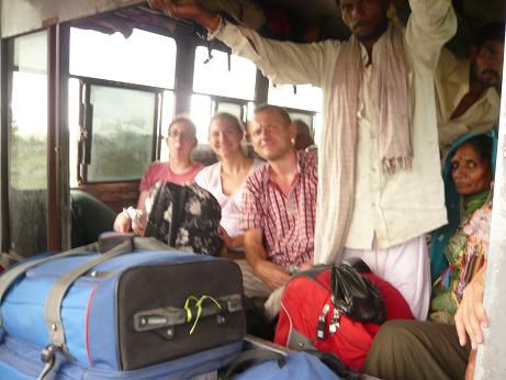 Foto von uns im Bus nach Udaipur vom Fahrerraum aus.