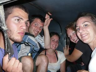 li->re: Diego, Yoris, Annie, Anna und ich. BErt nahm neben en Fahrer Platz!
Leider wurden aus den versprochenen 10 minuten mindestens 30 und die Glieder schmerzten schon sehr.