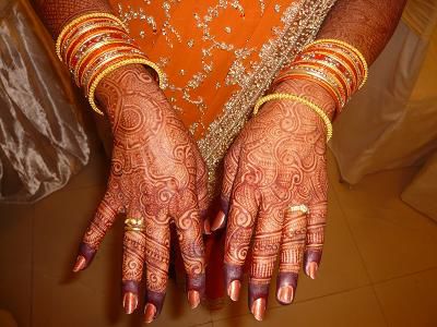 Die Haende und Fuesse der Braut werden zur Hochzeit mit Henna bemalt.