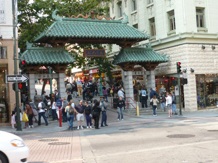 china town, souvenier geschaeft ausgeraeumt:vom angeblichen hochzeitskleid in seide (20eur) bis hin zu zirpenden grillen in der dose