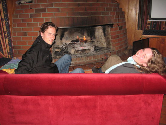 Am Herdfeuer war es doch schon gleich viel angenehmer, das ist uebringens Peter...
Das war in der hosteleigenen Bar, wo wir spaeter Rugby erklaert bekommen haben... (interessant ;( )