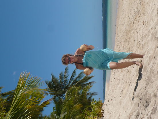 Eine Strandschoenheit bringt mir frische Kokosnuesse zum Trinken...
yeah ... was will man mehr 