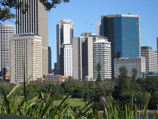 Skyline Sydney, in dem Hotel da ganz hinten, mit dem Pool oben auf dem Dach, da haben wir uebrigens gewohnt!!!
