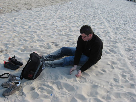 ui was macht der Christian denn da ...
also kurz die Geschichte dazu:
Wir sind zum Wasser am Bondi-Beach, es kam eine grosse Welle und wir waren alle nass und Christian hatte eine besondere dry-Methode: Sand auf die nasse Hose, abreiben, neuer Sand drauf, nach x-maliger Wiederholung war die Hose dann wirklich trocken, also bitte patentieren lassen Christian