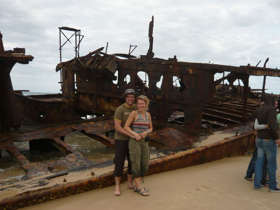 und hier das skelettartige Wrack der des Passagierdampfers Maheno. 
Kurz die Geschichte zu diesem Schiff:
Die Asiaten wollten Transportkosten sparen und orderten gleich 2 Passagierschiffe (ausrangierte australische Schiffchen). Eines strandete dann leider auf Fraser Island (Foto) und niemand konnte es von dort wegbewegen. Die Amis (wer auch sonst) nutzten es dann auf ihre Art und Weise: sie bombadierten es (deswegen fehlt jetzt auch so einiges vom Boot, wie man sieht)