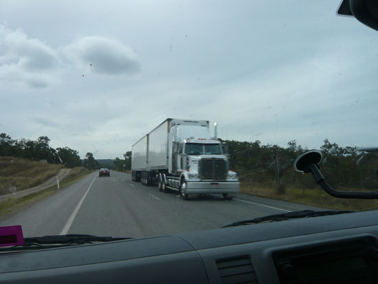 ...hier ein australischer Roadtrain, da wird die Strasse ganz schoen eng und nicht vergessen :LINKSverkehr