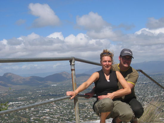 Hier bestaunen wir nach Empfehlung des australischen Ehepaars Townsville von oben, denn: "Hier gibt's Nichts zu sehen, fahrt auf den Berg und dann habt ihr alles gesehen !!"