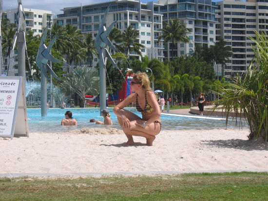 wir geniessen den Strandurlaub in Cairns
hi moni meditierst du wieder  
ah warte mal schau mal hier...