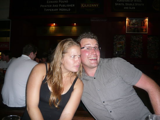 Abends trafen wir im irischen Pub zwei nette Tauchleher, mit diesen amusierten wir uns beim Guiness und 300gr Steak den ganzen Abend. 
(und wer wird denn hier rot??? 