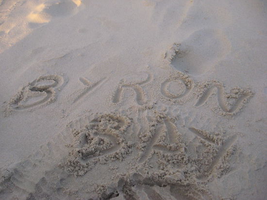 Der Sandstrand war wirklich unglaublich, super fein und weiss. Wenn man barfuss ueber den Strand laeuft, knirscht es so als wenn man ueber Schnee laeuft.