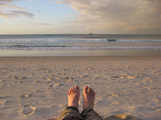 Meine wunderschoen gebraeunten Fuesse und der main beach in byron bay 