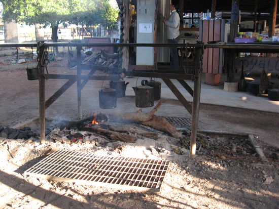 das war die Feuerstelle im offenen Essensbereich, in den Kannen ist Wasser und wir haben hier unser Brot getoastet...