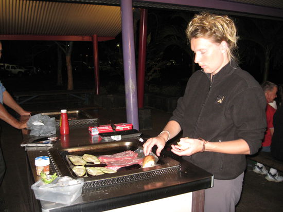 Ramona am Grill mit Riesensteaks, nur das Beste fuer uns...