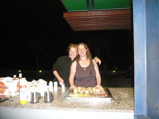 Cooking-Time
seht ihr den Fleck auf Anne's T'shirt, sie kanns einfach nicht lassen 