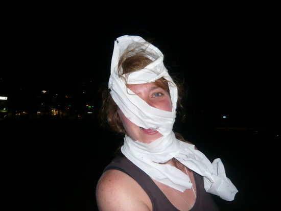 diese Kopfbedeckung ist Ramonas Kreation, schoen ne...
Keine Ahnung welcher Floh Ramona da gebissen hatte 