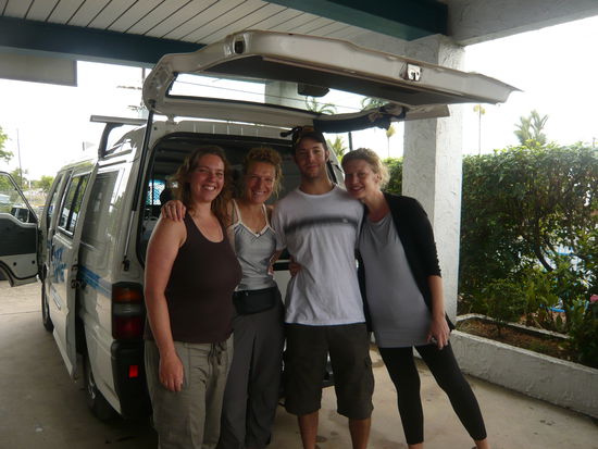 wir vier! Danke Anne und Michael fuers hinfahren!